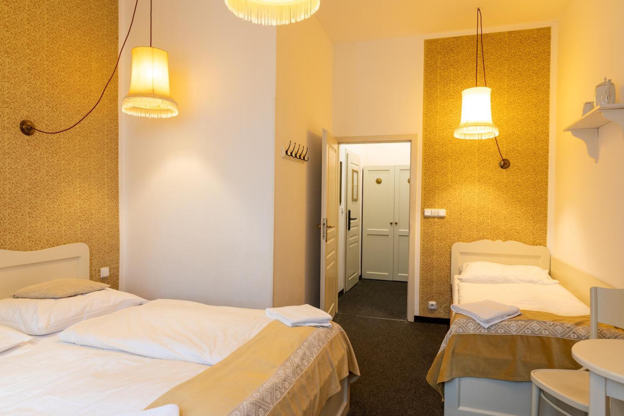 Amadeus Hostel *